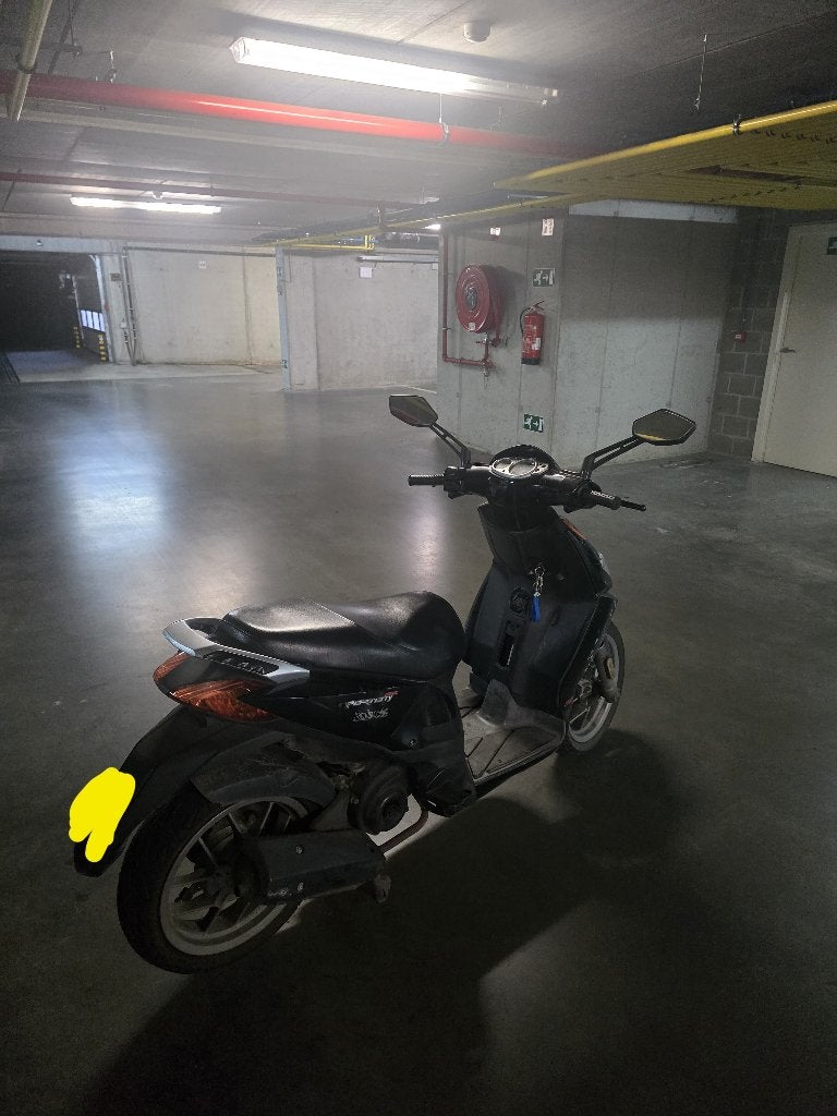 aprilia sportcity 50 b klasse STAAT IN DE WEG, Fietsen en Brommers, Scooters | Aprilia, Ophalen, Gebruikt, Overige modellen, Klasse B (45 km/u)