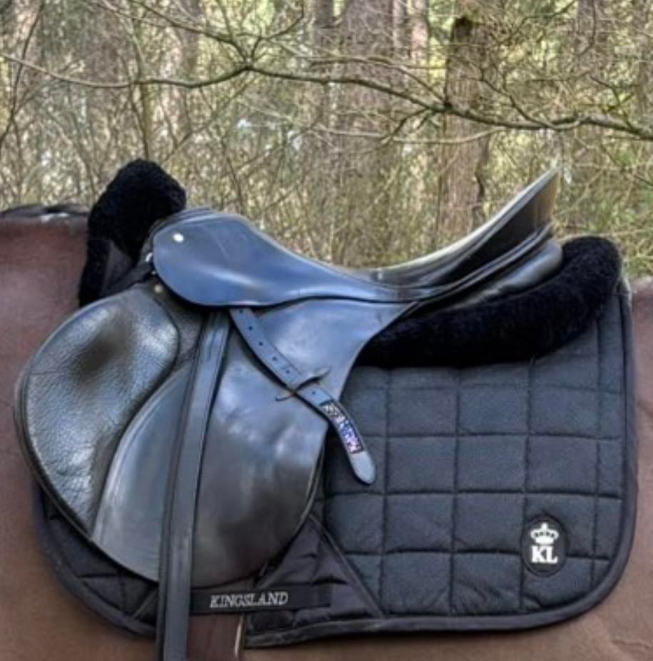 Zwart prestige zadel te koop