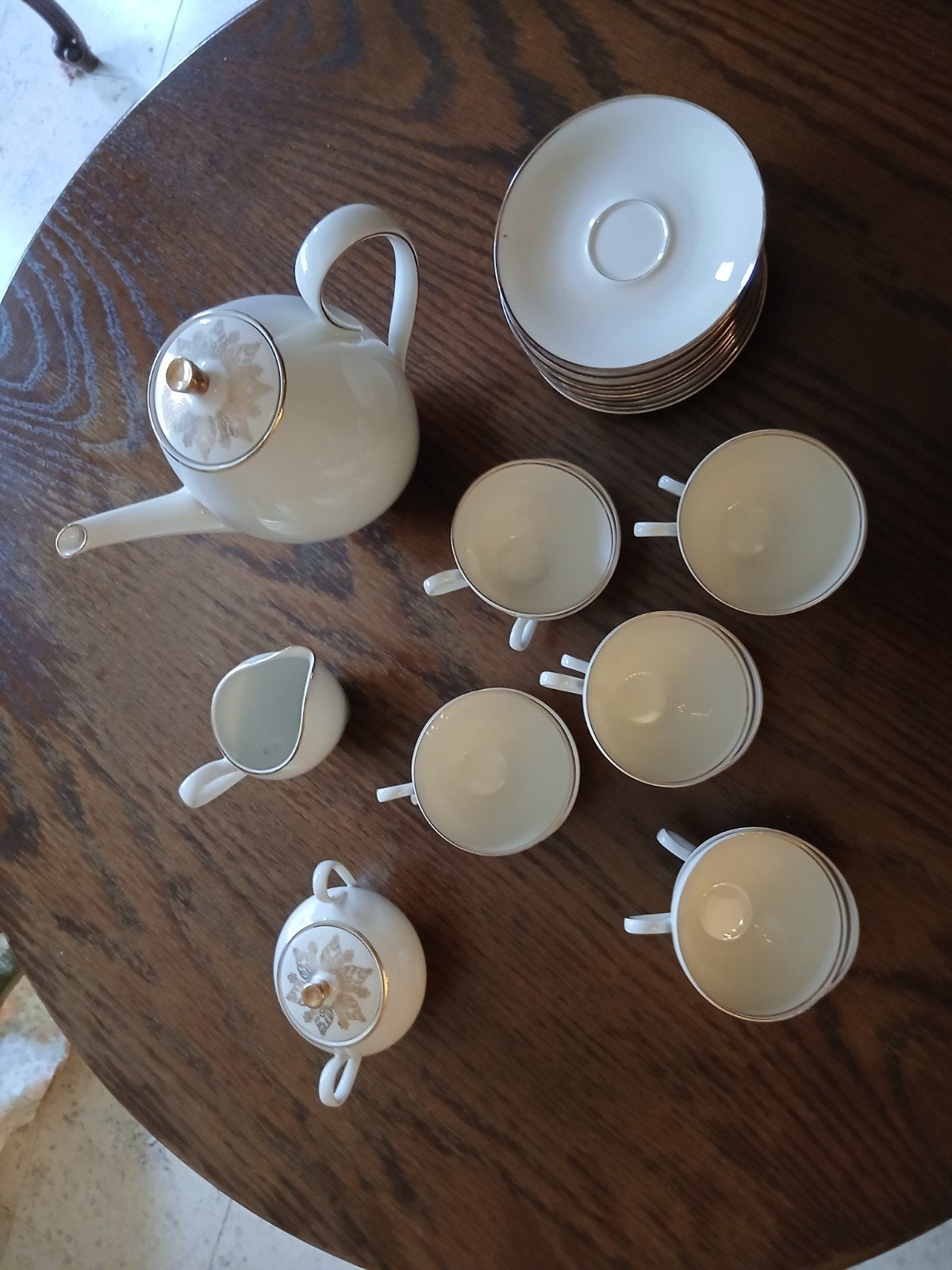 zeer mooi koffieservies, wit met goudkleurige rand, Ophalen