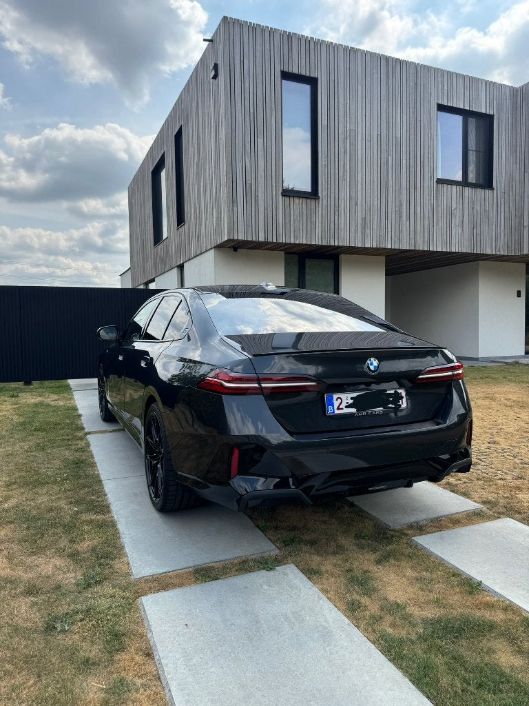 BMW 520i G60 MODEL 2025, Autos, BMW, Cuir, Argent ou Gris, Euro 6, Noir
