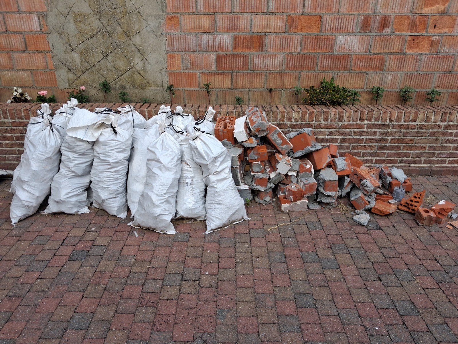 Gratis af te halen: 20 zakken  steenpuin (Zottegem), Tuin en Terras, Ophalen