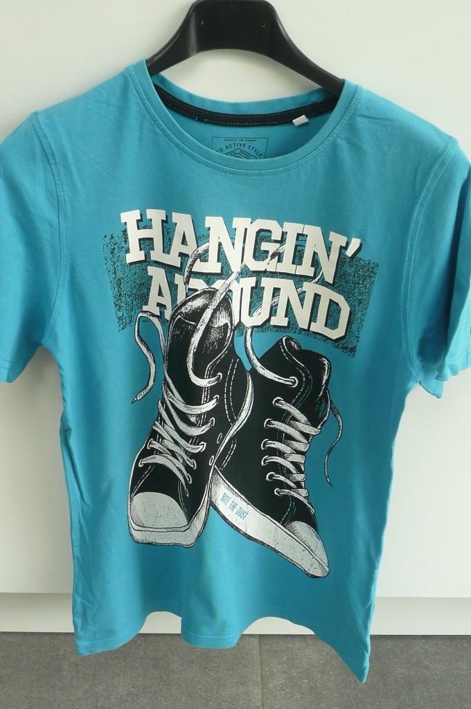 Blauwe T-shirt Hangin around (K418), Kinderen en Baby's, Kinderkleding | Maat 158, Ophalen of Verzenden, Zo goed als nieuw, Jongen