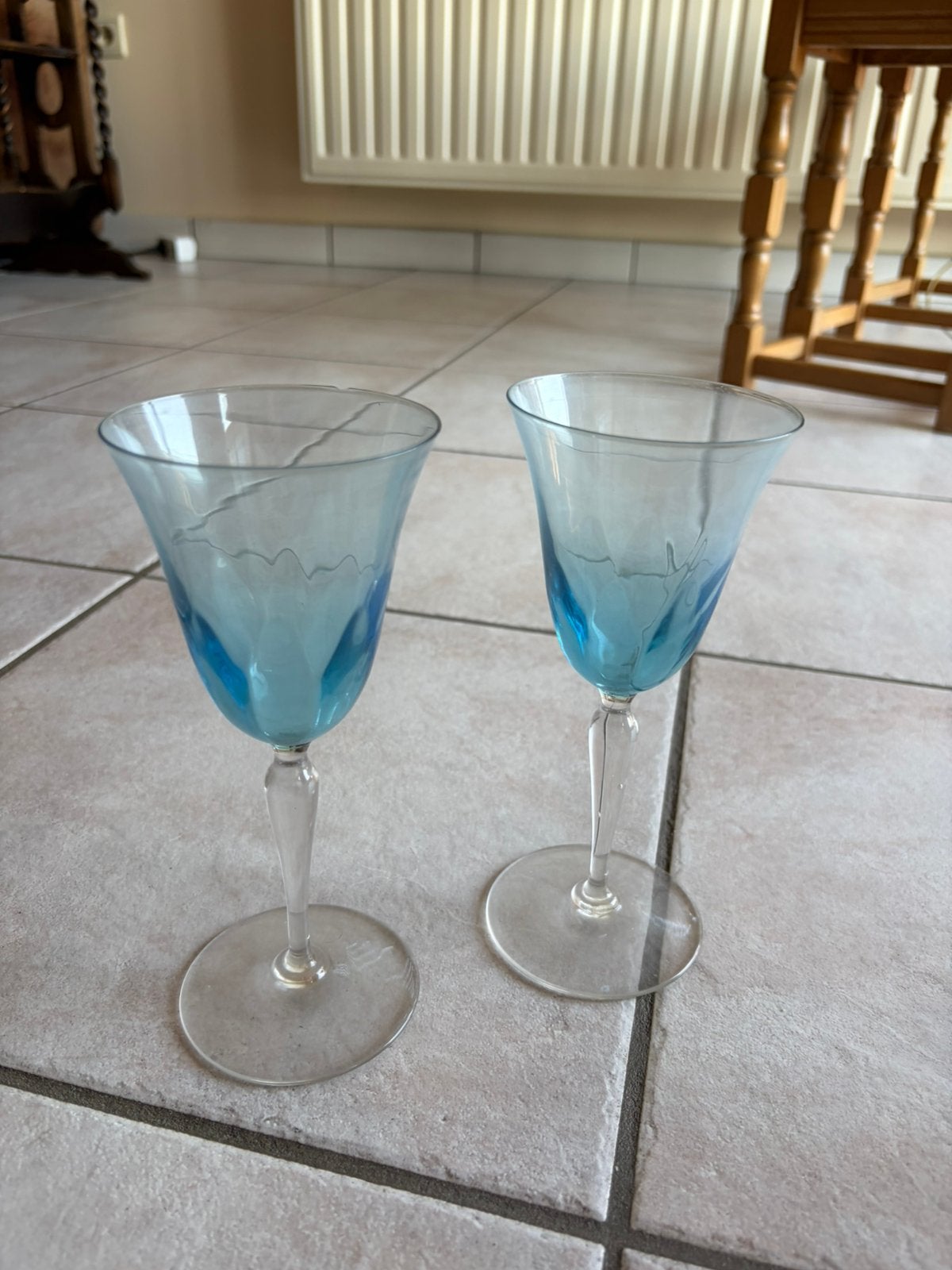 2 vintage blauwe wijnglazen – sierglas, Verzamelen, Ophalen, Gebruikt