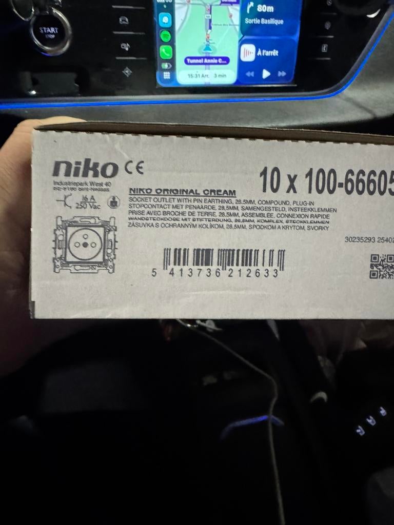 Niko crème stekker nieuw, Doe-het-zelf en Bouw, Ophalen, Nieuw, Stekker