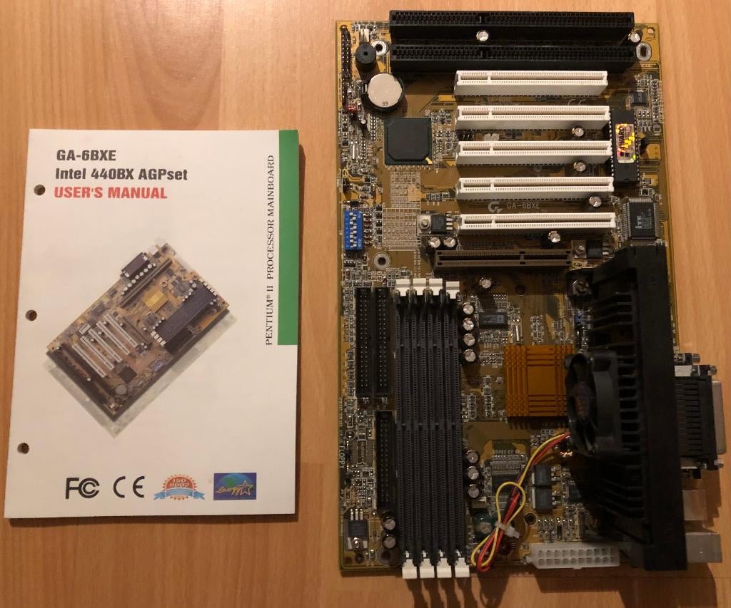 Carte mère 10 Go GA-6BXE (ATX, Slot1) + Intel 300 (SL2YP), Informatique & Logiciels, Comme neuf, Enlèvement, Slot1, ATX