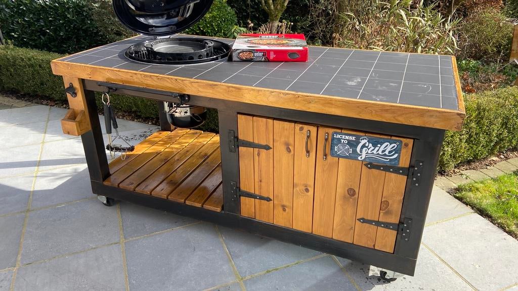 Maatwerk BBQ meubel met ingebouwde Weber Master-Touch GBS, Tuin en Terras, Buitenkeukens, Ophalen, Zo goed als nieuw, Houtskool