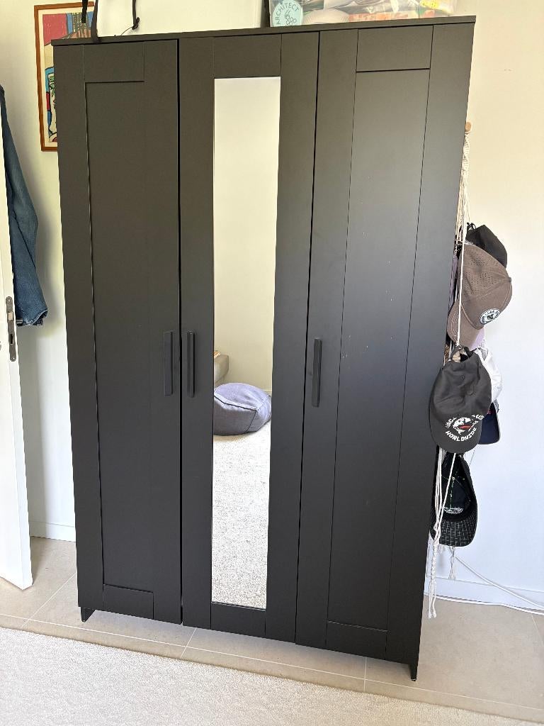 Kast met 3 deuren en spiegel (IKEA - Zwart), Huis en Inrichting, Ophalen, Met deur(en), Gebruikt, 100 tot 150 cm