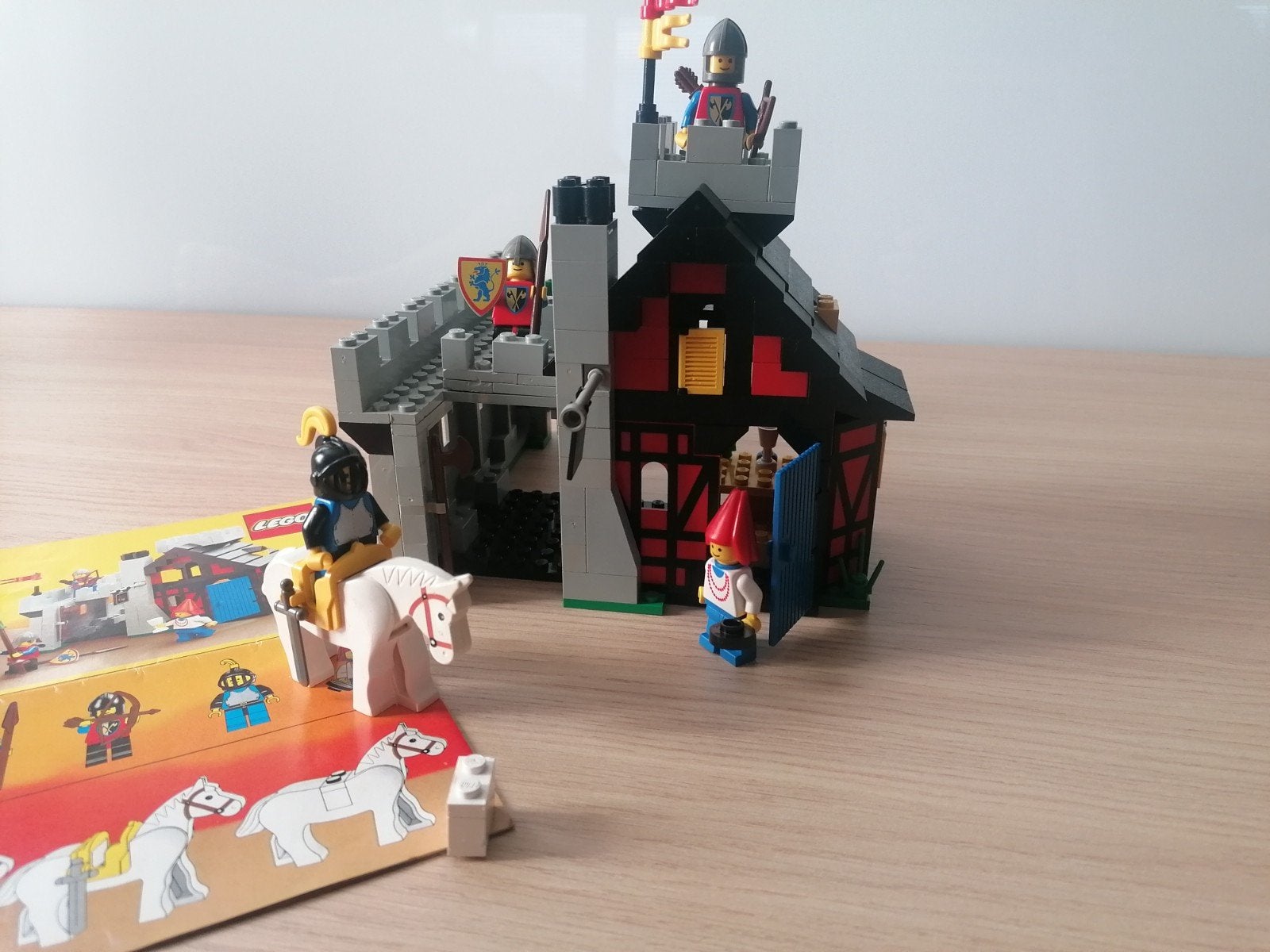 PROMO LEGO Castle Vintage 6067 - Guarded Inn (1986) - 100% C, Lego, Ensemble complet, Comme neuf, Enlèvement