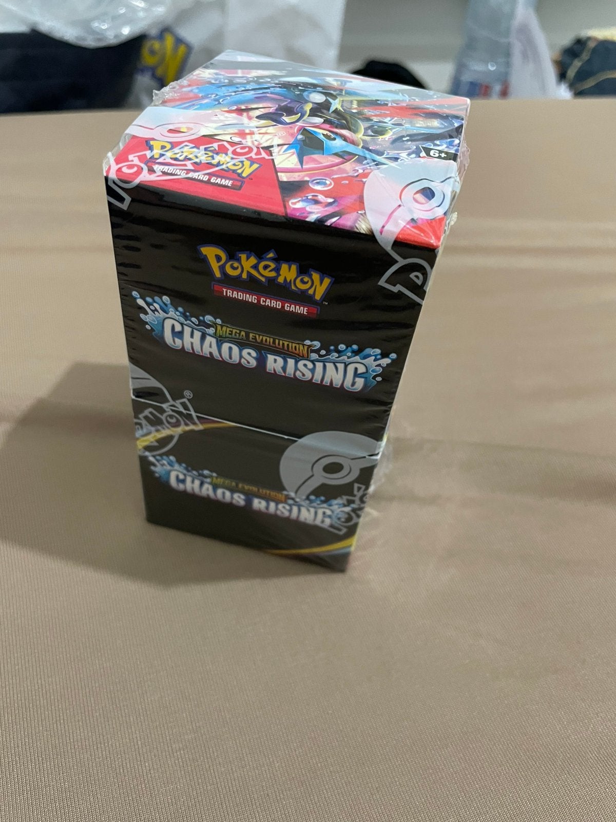Choas rising 18 pack booster box met scheurtje in seal, Verzenden, Nieuw, Booster