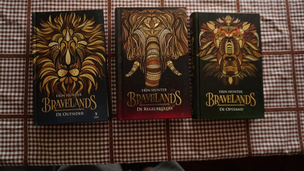 Bravelands Serie 1 Compleet – Erin Hunter – Luxe Hardcovers, Boeken, Kinderboeken | Jeugd | 13 jaar en ouder, Zo goed als nieuw