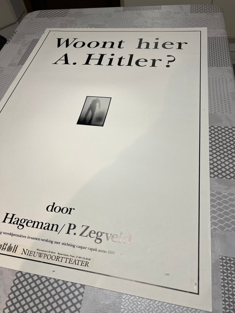 Vintage Poster Woont hier A. Hitler? door H. Hageman / P. Ze, Verzamelen, Posters, Deurposter of groter, Ophalen of Verzenden