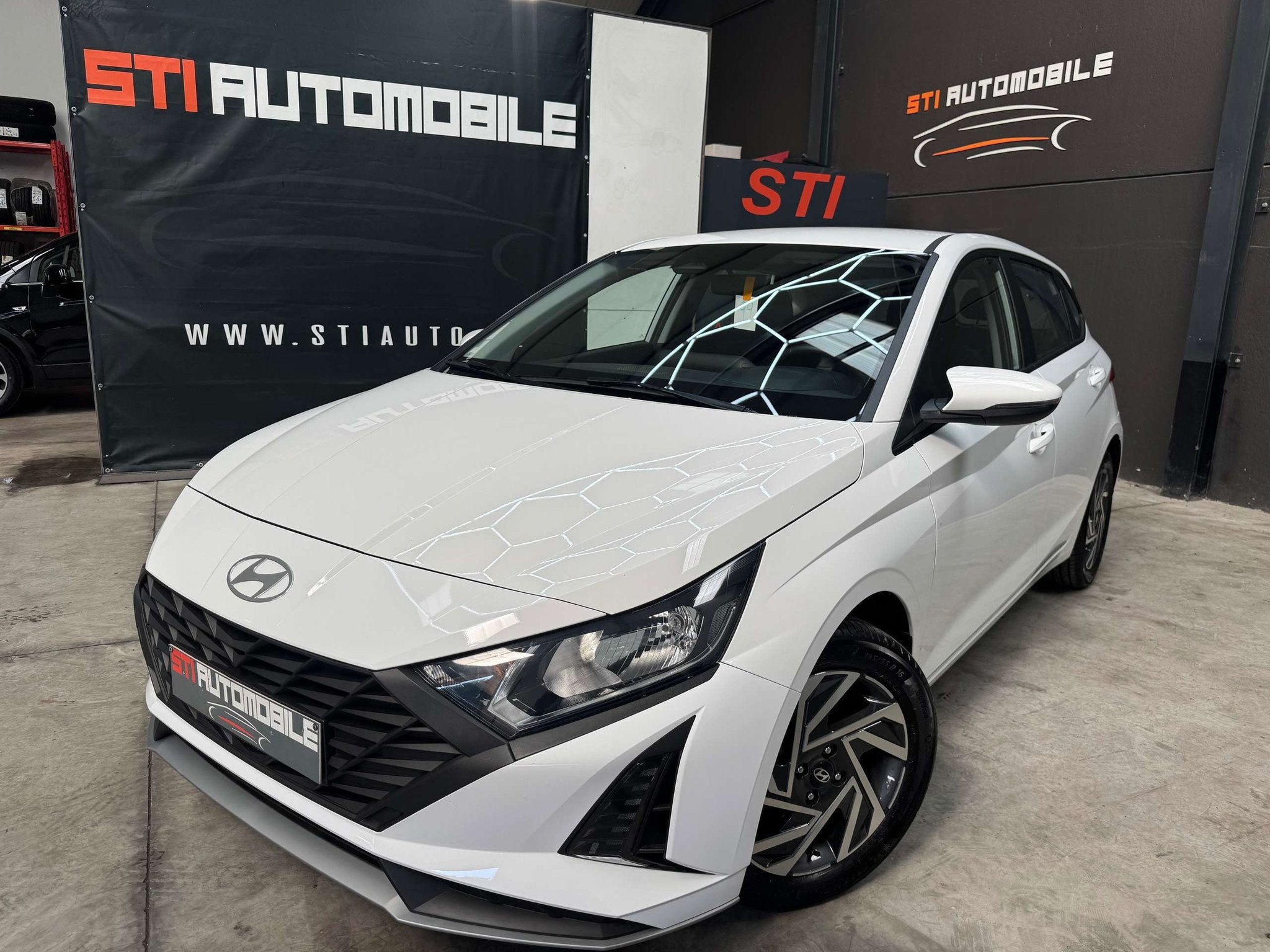 Hyundai i20 * GARANTIE CONSTRUCTEUR * (bj 2025), Auto's, Gebruikt, Zwart, 4 cilinders, Wit
