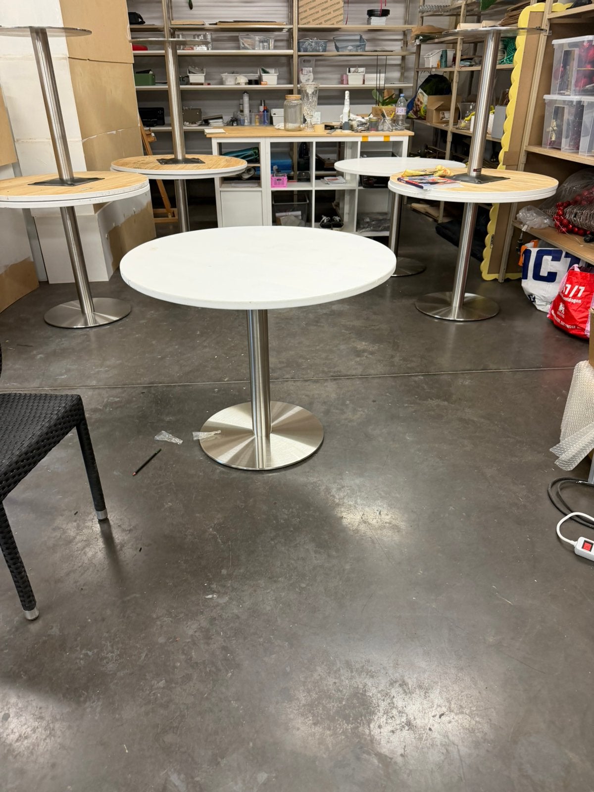 Table rond avec pied inoxidable, Maison & Meubles, Enlèvement, Comme neuf