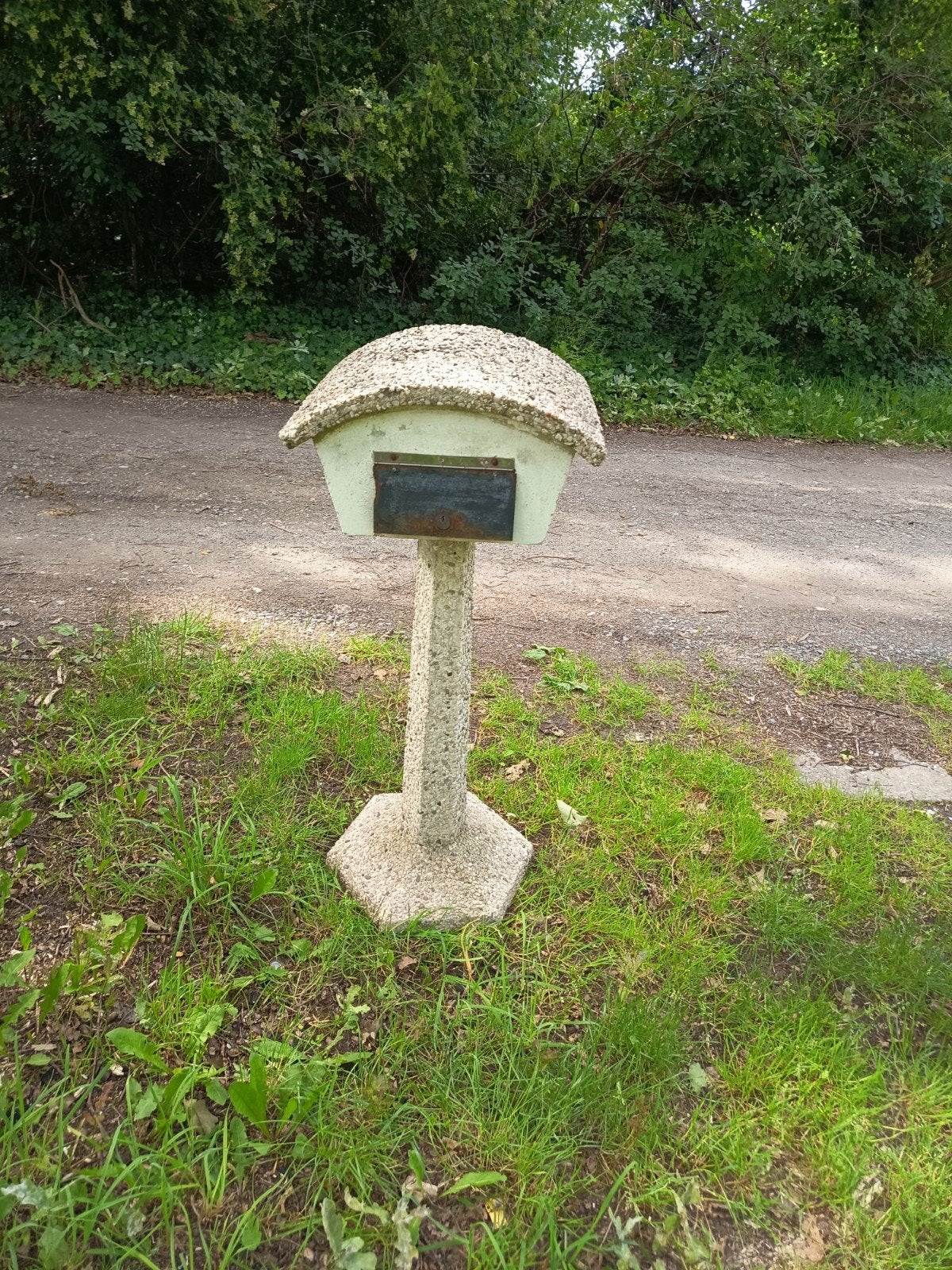 Betonnen brievenbus, Ophalen