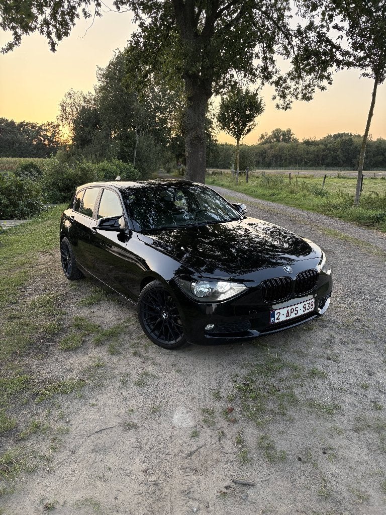 BMW 114i - Nieuwe ketting/CarPlay, Auto's, Zwart, Zwart, Handgeschakeld, 5 deurs