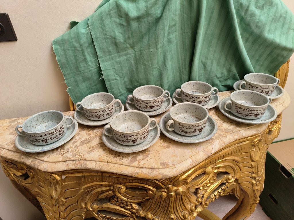 Set van 8 soepkommen + onderbordje (grijze tint), Klassiek, Ophalen of Verzenden, Zo goed als nieuw, Kom(men)