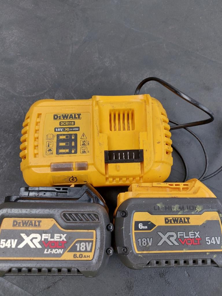 Dewalt 18v xrli-ion pro batterijen plus oplader, Doe-het-zelf en Bouw, Ophalen, Zo goed als nieuw