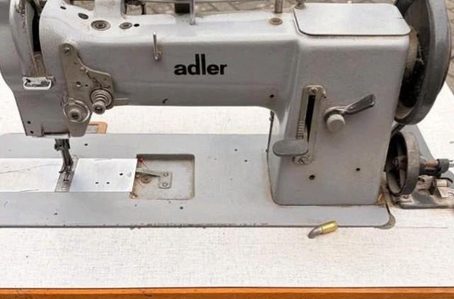 Adler industriële naaimachine met drievoudige aandrijving, Ophalen, Naaimachine