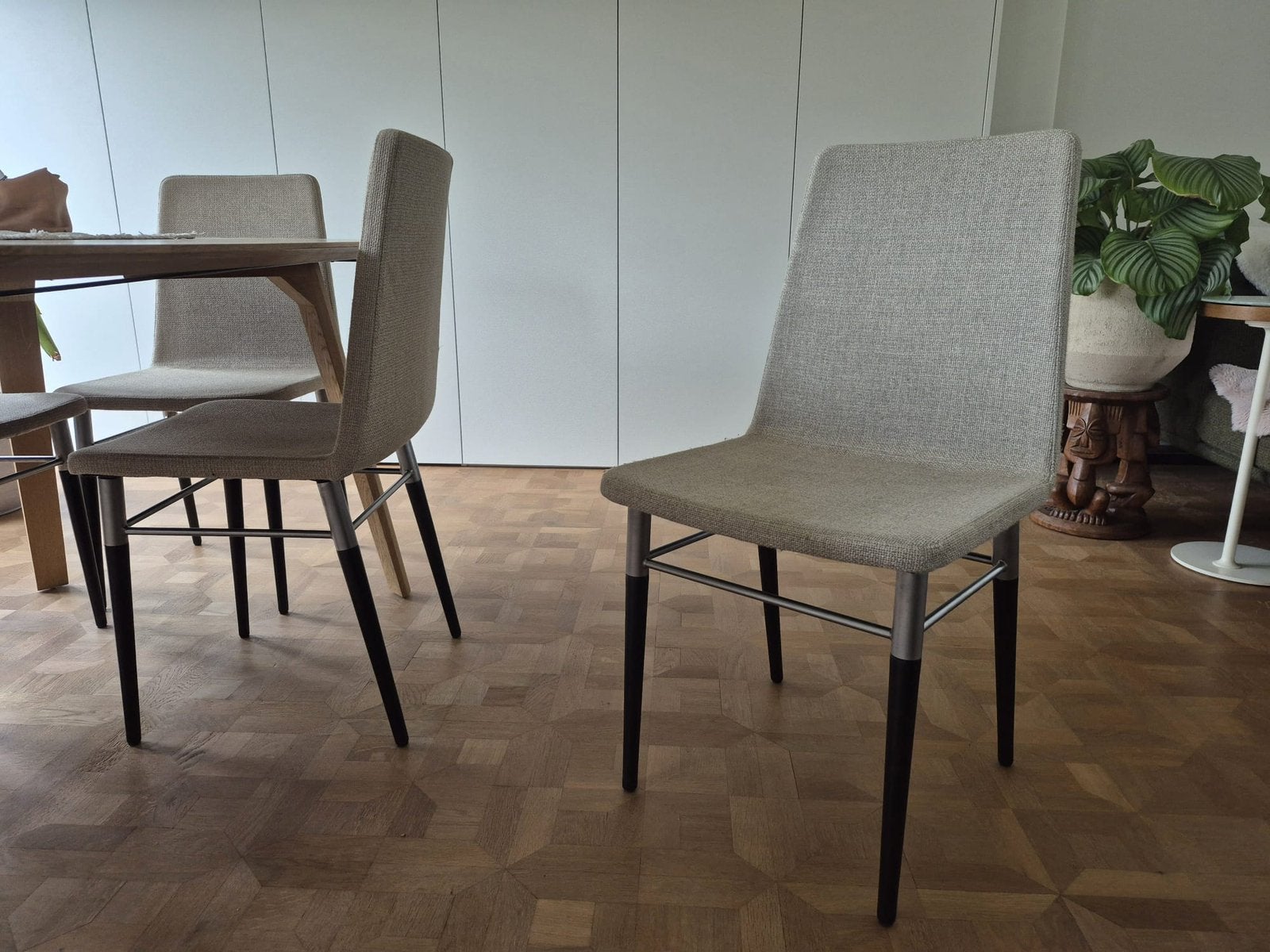 8 stevige stoelen, goede staat. 30e/stuk. OphalenBrugge., Maison & Meubles, Enlèvement, Comme neuf, Tissus
