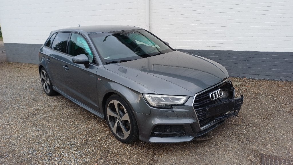 Audi a3 1.6Tdi S-Line automaat.Met schade!, Auto's, 4 cilinders, Leder, Bedrijf, 5 deurs