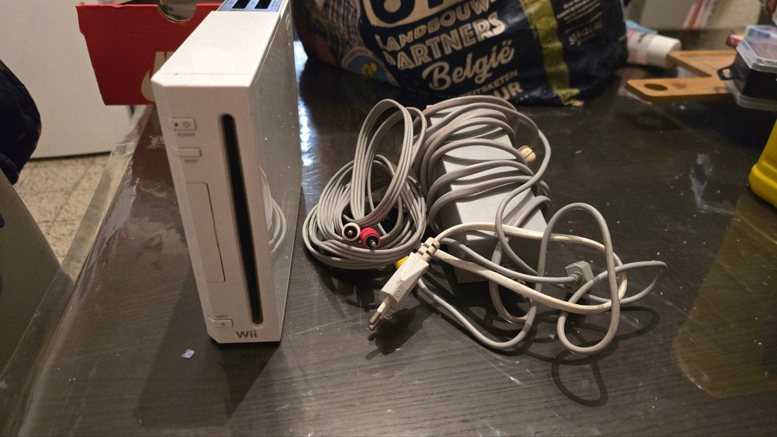 Vends console Nintendo Wii couleur blanche, modèle original, Enlèvement ou Envoi, Utilisé, Sans contrôleur