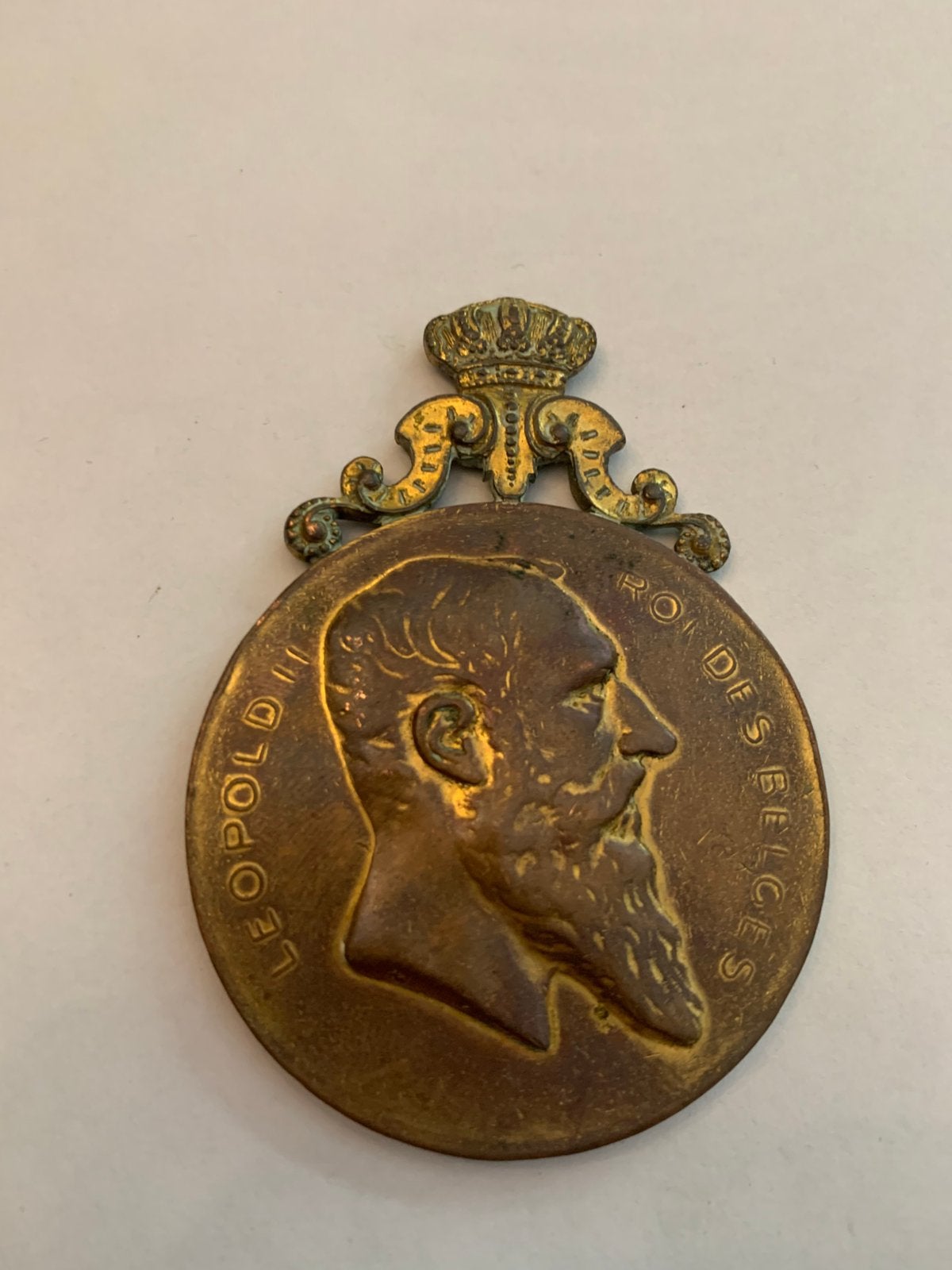 Médaille, Ophalen