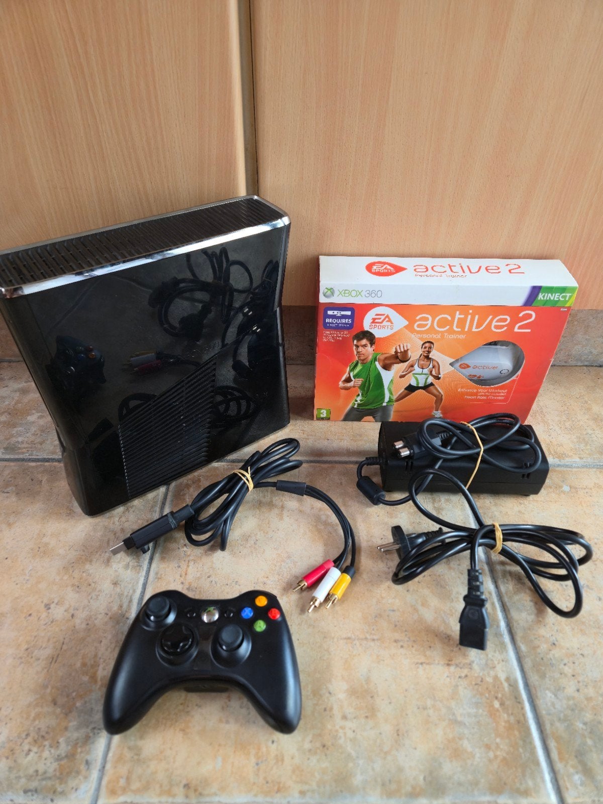 Xbox 360 s game console met toebehoren & controller
Met orig, Games en Spelcomputers, Ophalen, 360 S