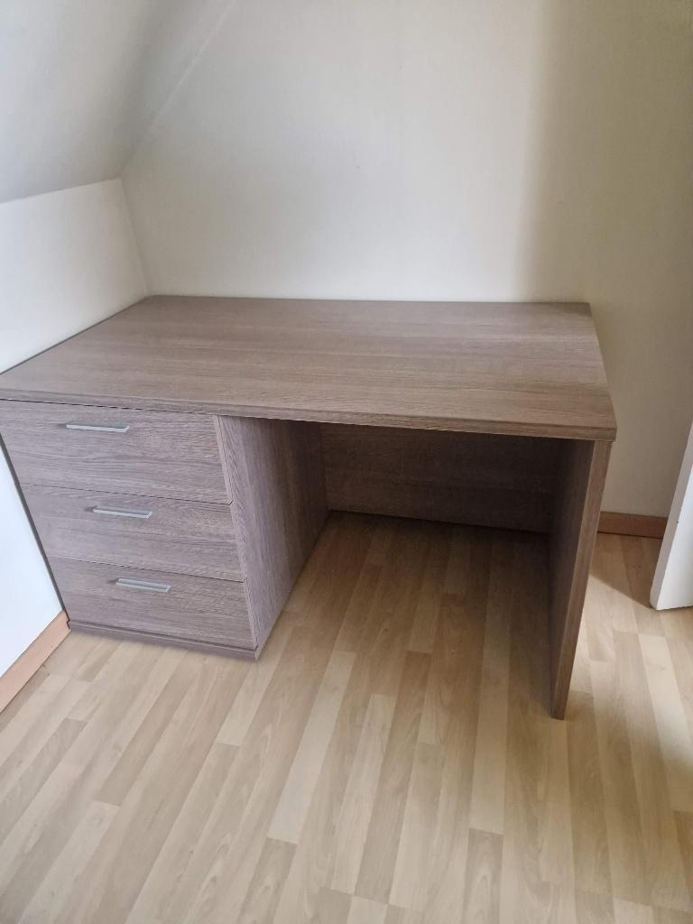 Stevig bureau 130x75 met bijhorend bed, Huis en Inrichting, Bureaus, Ophalen, Gebruikt, Bruin, Bureau-kast combinatie