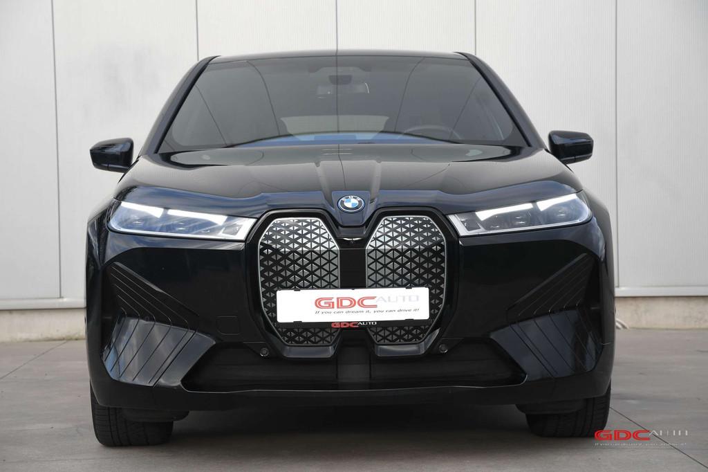 BMW iX iX xDrive Sport Pakket (bj 2024, automaat), Auto's, Automaat, 3010 kg, Gebruikt, Zwart