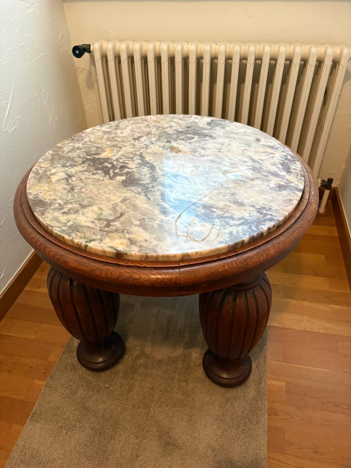 Massief houten salontafel met marmeren nlad, Gebruikt, Klassiek, Rond, 55 tot 75 cm