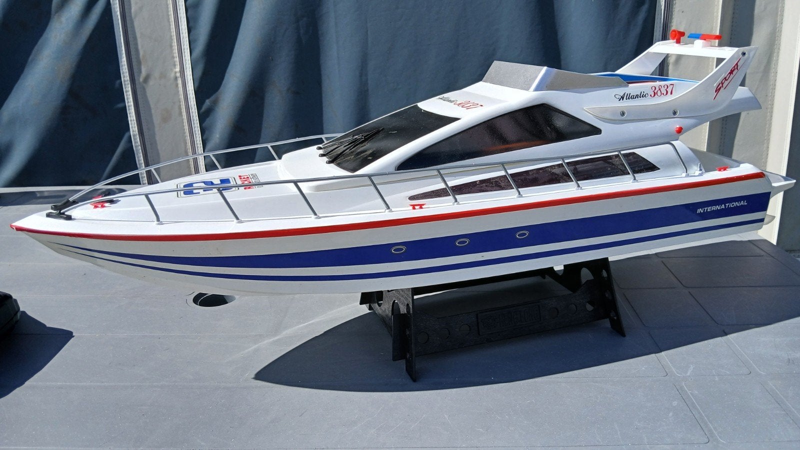 Yacht maquette 73cm complet 2moteurs strict neuf, Hobby en Vrije tijd, Modelbouw | Radiografisch | Overige, Ophalen