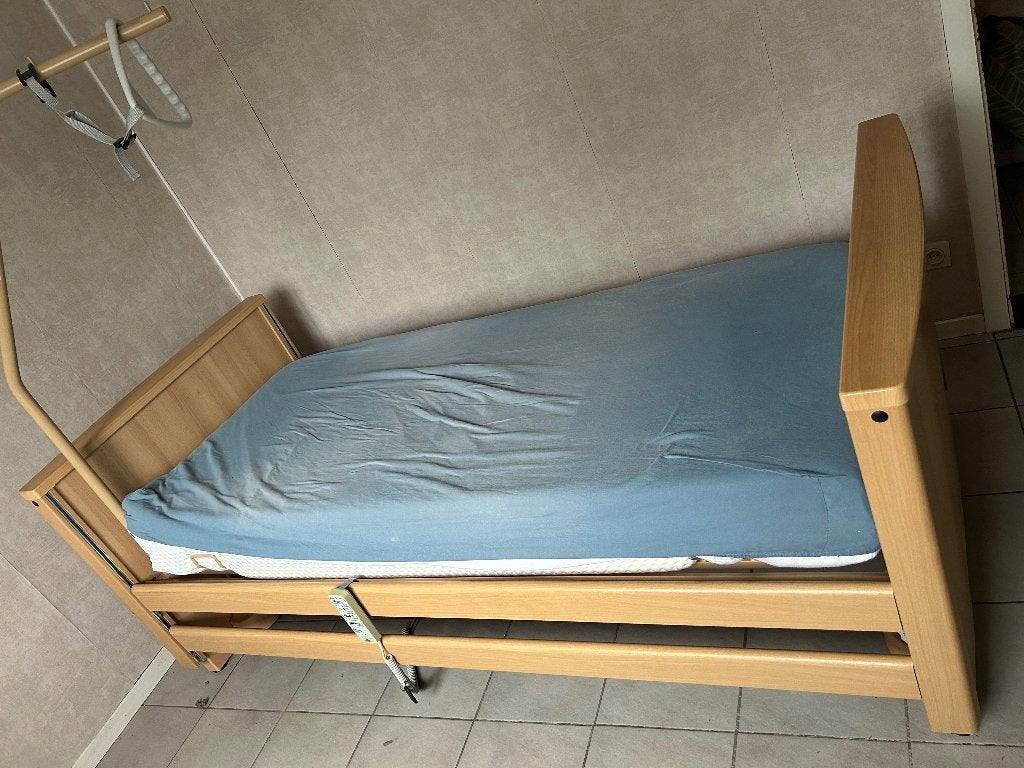 Elektrisch ziekenhuisbed in eik mer Tempur matras, Ophalen, Zo goed als nieuw