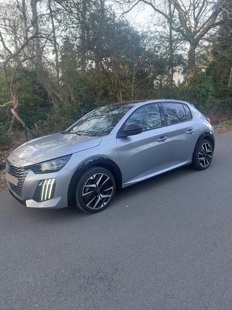 Peugeot 208 1200i gt line met slechts 13500 km bouwjaar 2024, Auto's, Trekhaak, Particulier, Te koop