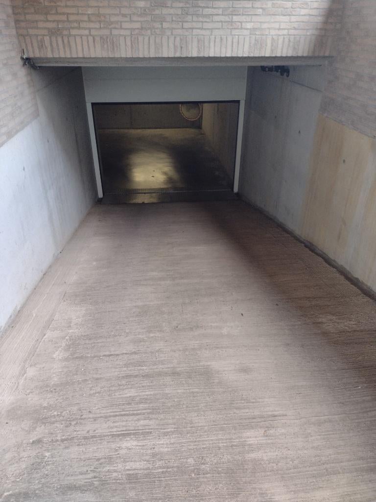 Te huur ondergrondse parkeerplaats te Melsbroek, Immo, Garages en Parkeerplaatsen, Brussel