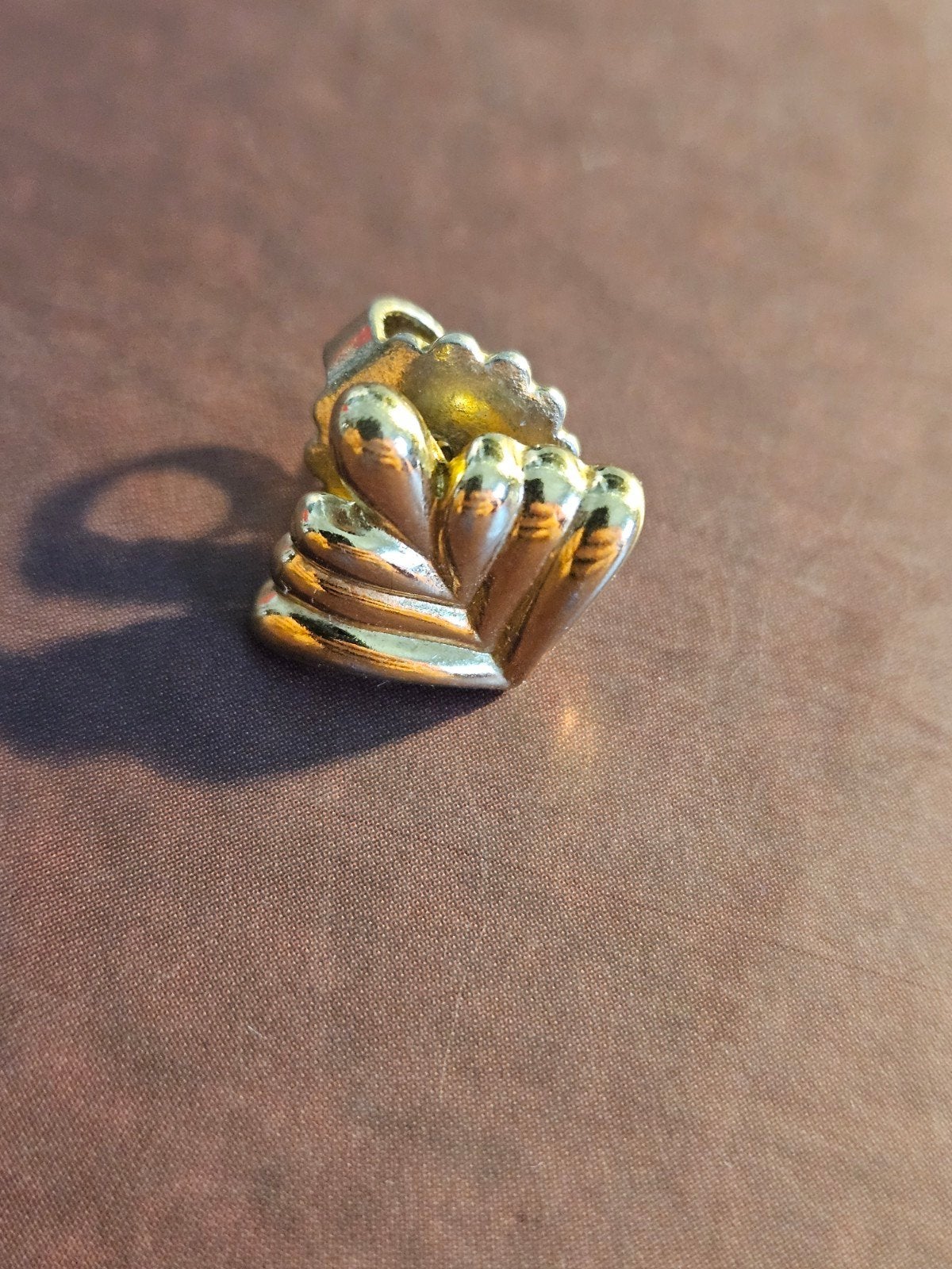 Bladvormige pin van Nina Ricci., Envoi