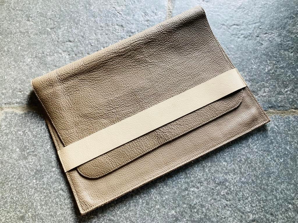 Lederen laptophoes goede staat, echt leer, warm grijs- beige, 13 inch of meer, Allerlei, Bescherming voor- en achterkant, Ophalen of Verzenden