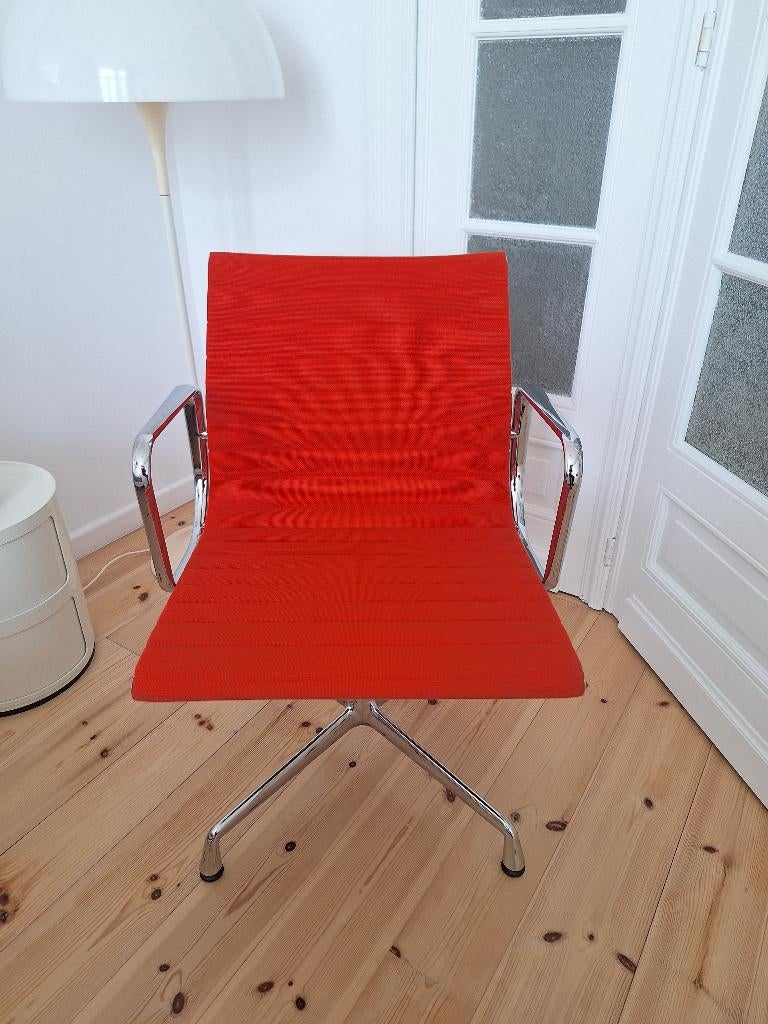 EA108 fauteuil van Charles & Ray Eames voor Vitra (oranje), Ophalen