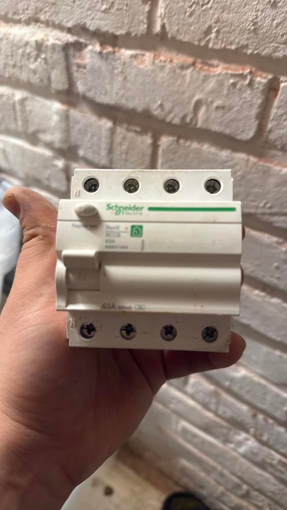 Resi9 63A/30ma diff 4p, Doe-het-zelf en Bouw, Elektriciteit en Kabels, Ophalen