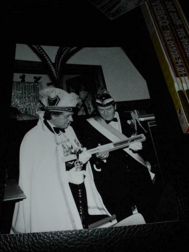 11 foto's carnaval Tienen, Ophalen