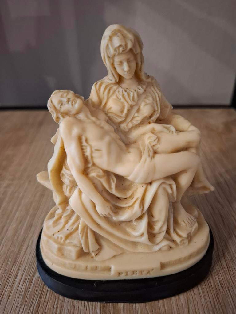 Sculpture en résine de la Pietà : A.Santini, Antiquités & Art, Enlèvement ou Envoi