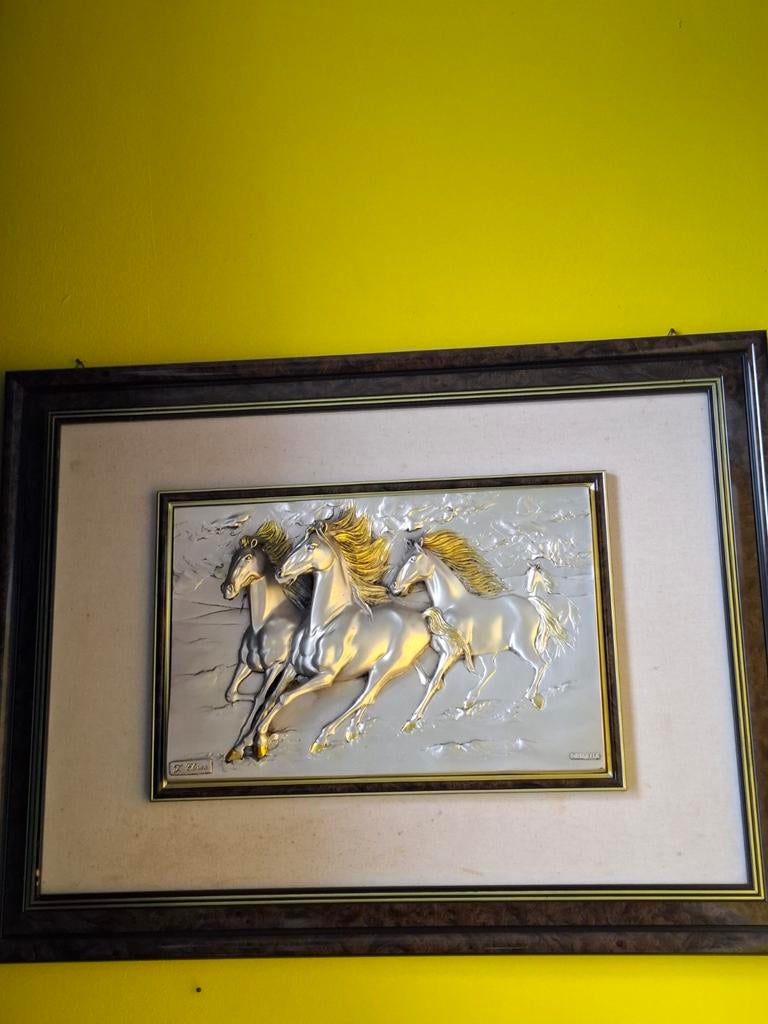 Cadre avec 3 chevaux en relief. 82×61cm. Dans son jus., Enlèvement