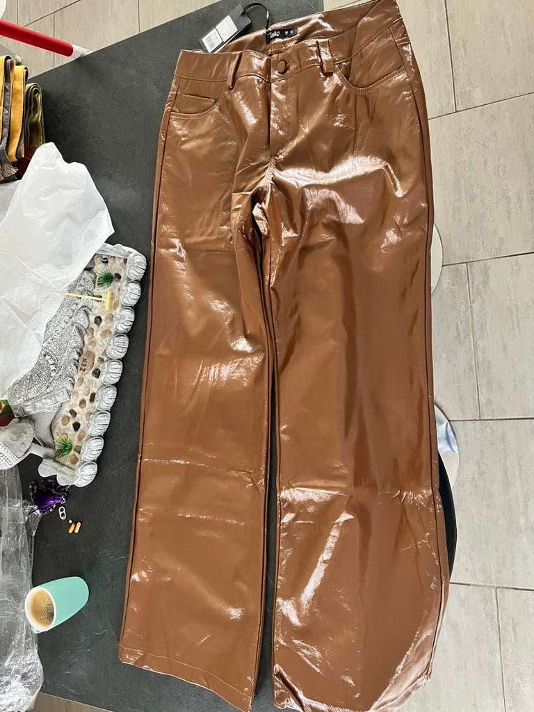 Pantalon camel similicuir brillant T42 neuf, Enlèvement ou Envoi, Brun, Longs, Taille 42/44 (L)