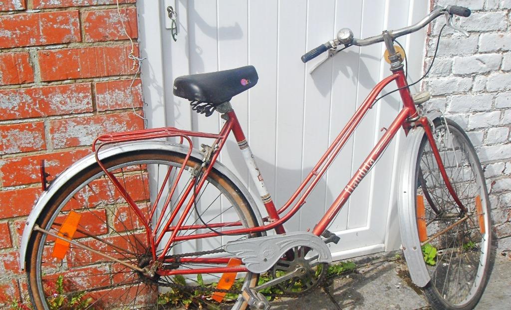 Vélo de ville rouge Flandria vintage de dame en bon état, Fietsen en Brommers, Fietsen | Dames | Damesfietsen, Ophalen, Gebruikt