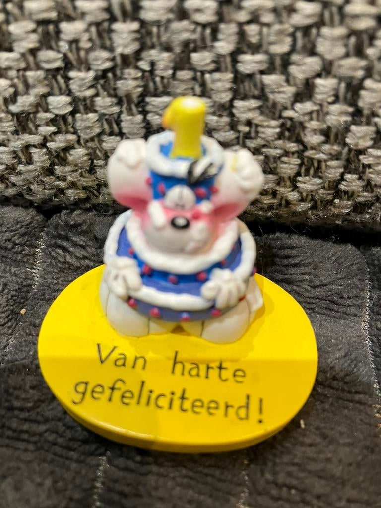 Beeldje diddl 3,5 cm in taart met kaars, Verzamelen, Ophalen of Verzenden, Diddl, Gebruikt