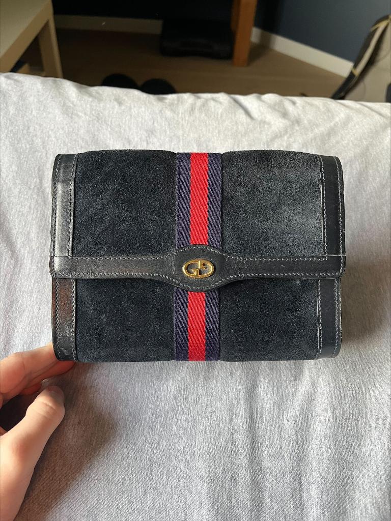 Vintage Gucci Parfums navy suède “web stripe” cosmetic bag, Handtassen en Accessoires, Ophalen of Verzenden, Gebruikt, Blauw, Softcase