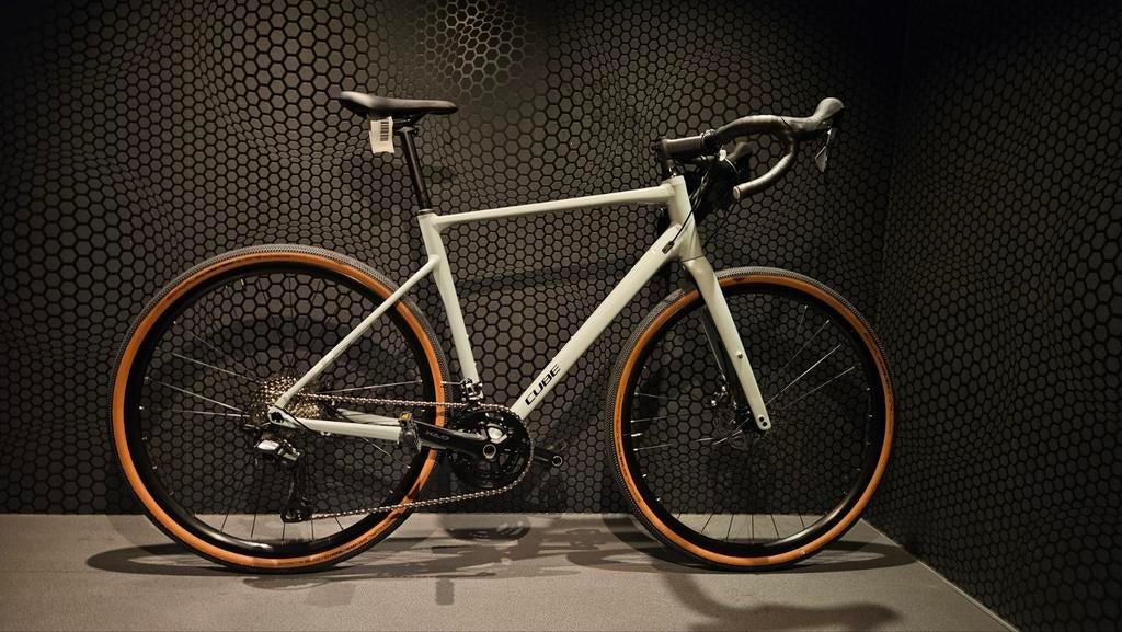 Cube nuroad race L € 1549
‍️alu frame & carbon voorvork 
‍, Neuf, Cube, Enlèvement, Jacky.sport@telenet.be