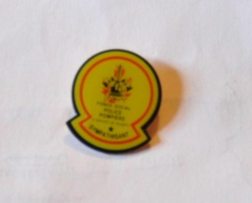 pin's sympathisant police pompier, Enlèvement ou Envoi, Comme neuf, Autres sujets/thèmes, Insigne ou Pin's