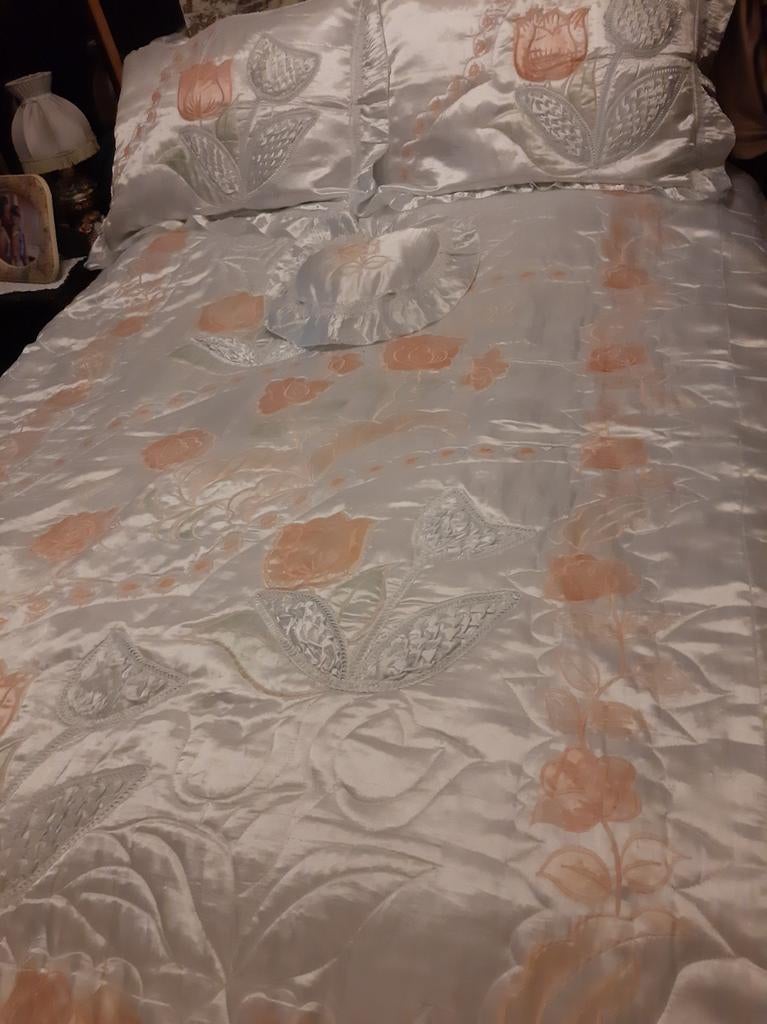 Couvre-lit pour chambre à coucher avec les coussins remplis, Enlèvement, Comme neuf, Deux personnes