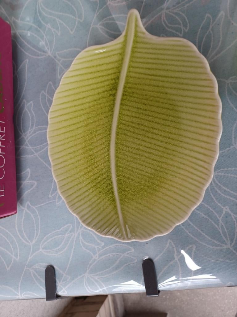 Plat en forme de feuille vert en porcelaine., Enlèvement ou Envoi, Neuf