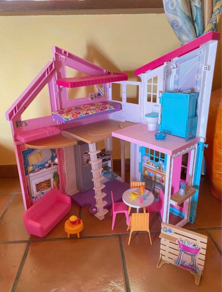 Grande maison Barbie Malibu 2 en 1 beaucoup accessoires en +, Enfants & Bébés, Jouets | Maisons de poupées, Comme neuf, Maison de poupées